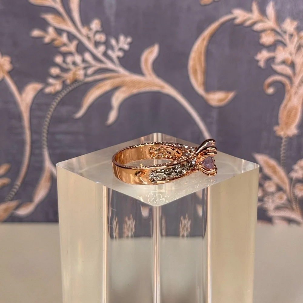 Estate rose gold tone solitaire crystal ring with intricate vine cutwork Lot D71